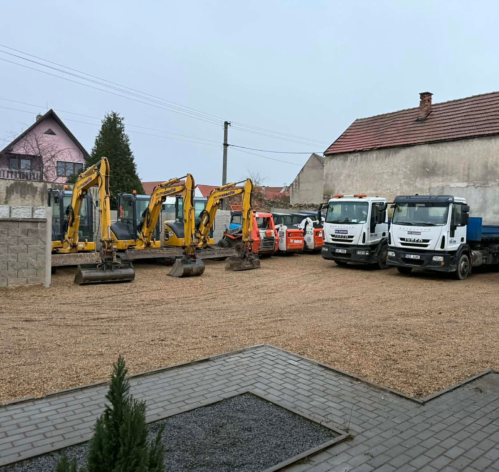 Nákladní technika při přepravě materiálu na stavbu